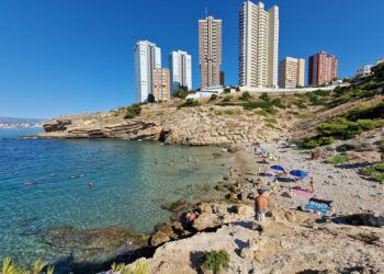 La Cala Almadrava, una bella cala de aguas tranquilas y transparentes en Benidorm