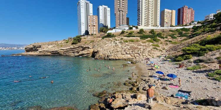 La Cala Almadrava, una bella cala de aguas tranquilas y transparentes en Benidorm
