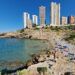 La Cala Almadrava, una bella cala de aguas tranquilas y transparentes en Benidorm