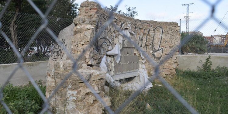 El triste abandono del horno de cal del s. XIX de la Cruz Cubierta de Valencia, único en la ciudad