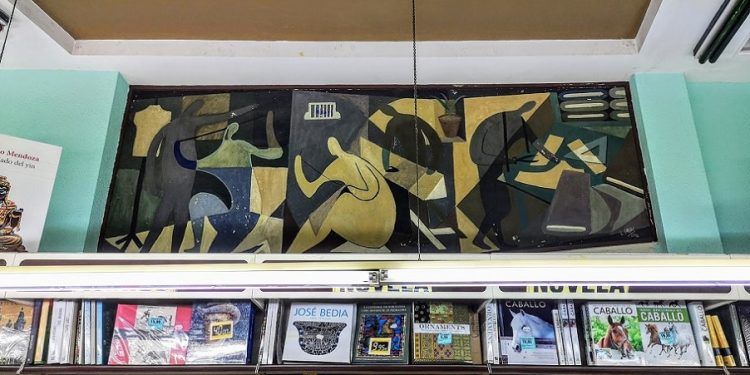 El mural de Luis Arcas Brauner en la librería París Valencia, una joya que puede pasar desapercibida