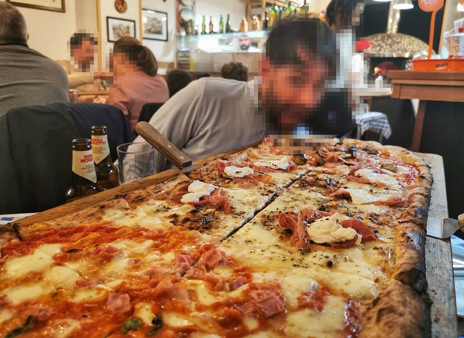 Las pizzas de metro de Viva Napoli, un templo napolitano de pizzas XXL en Valencia