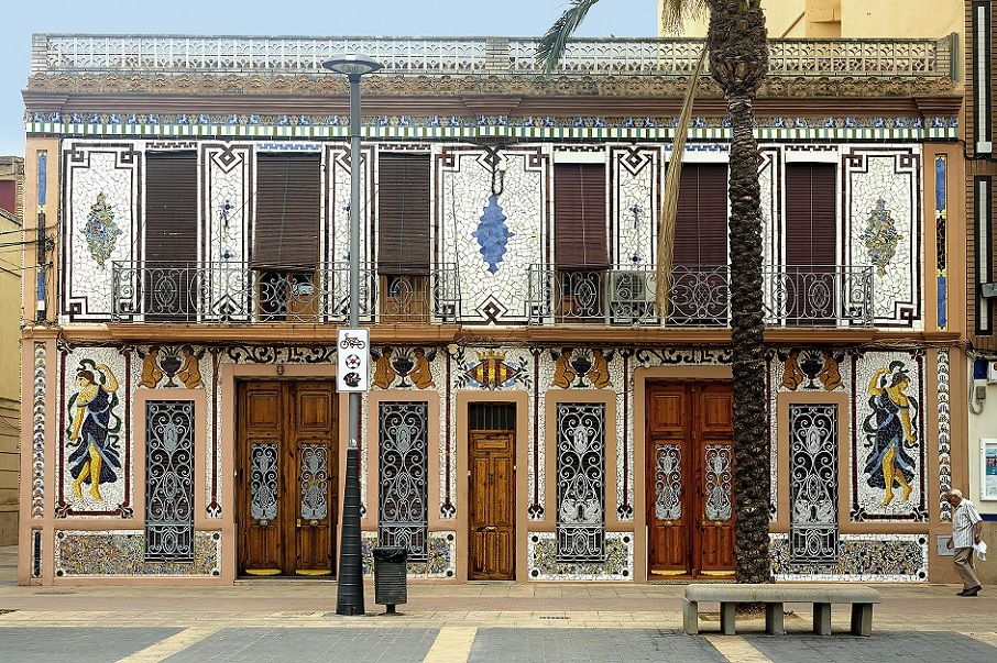 La Casa Llopis de Almàssera, una joya cuya fachada está realizada con mosaico en trencadís