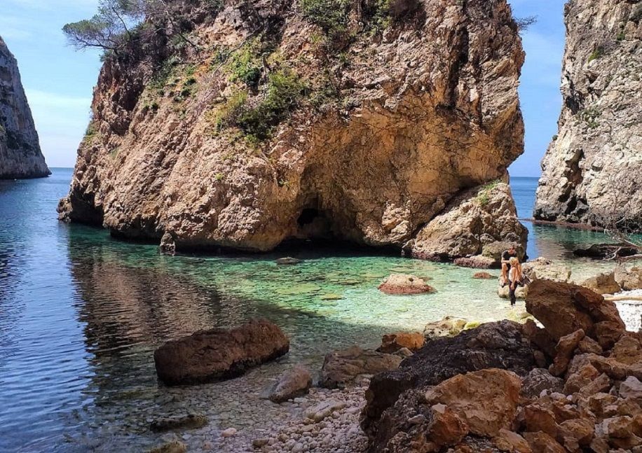 En Caló, la cala de Xàbia considerada una de las más bonitas de la Comunitat Valenciana