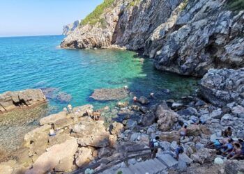 La Cala d´Aigua Dolç, la espectacular cala naturista de aguas cristalinas de Dénia