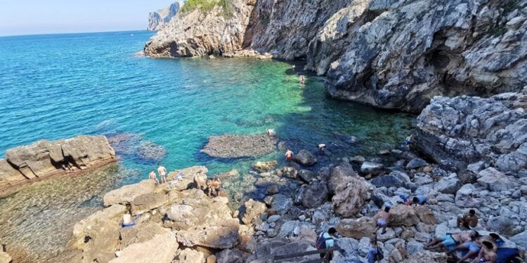 La Cala d´Aigua Dolç, la espectacular cala naturista de aguas cristalinas de Dénia