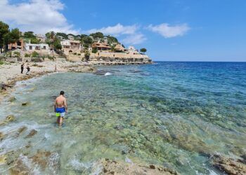 Cala Baladrar, una preciosa puerta al Mar Mediterráneo con aguas cristalinas