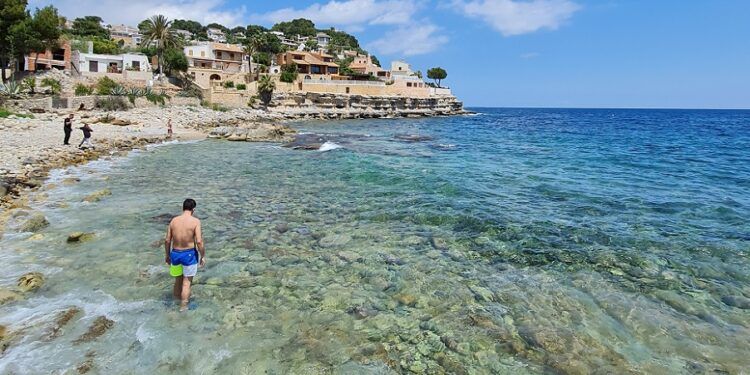Cala Baladrar, una preciosa puerta al Mar Mediterráneo con aguas cristalinas