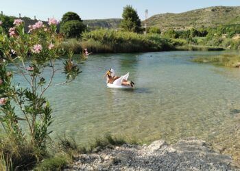 El descenso del río Júcar en Sumacàrcer, una arriesgada ruta para hacer en flotador