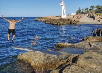 El Trampolín de Dénia, una cala rocosa que cuenta con trampolín al mar y escalera de acceso