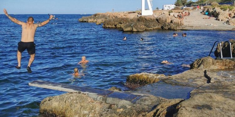 El Trampolín de Dénia, una cala rocosa que cuenta con trampolín al mar y escalera de acceso