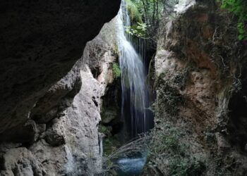 La Tosca de Villahermosa del Río, un precioso salto de agua y poza en el interior de una cueva