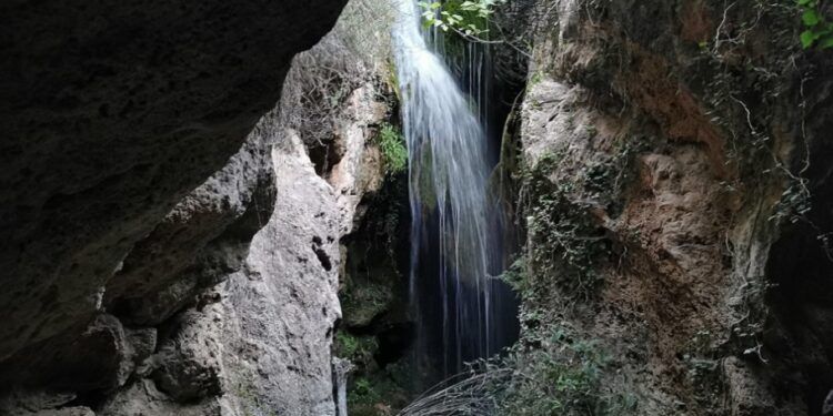 La Tosca de Villahermosa del Río, un precioso salto de agua y poza en el interior de una cueva