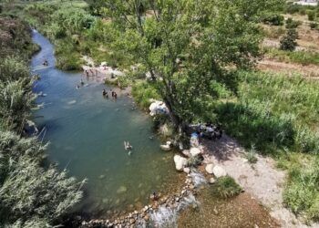 La zona de baño bajo el puente de Fanzara, una piscina natural del río Mijares