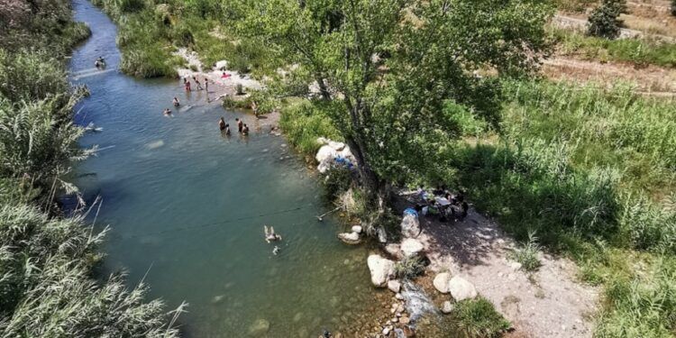 La zona de baño bajo el puente de Fanzara, una piscina natural del río Mijares