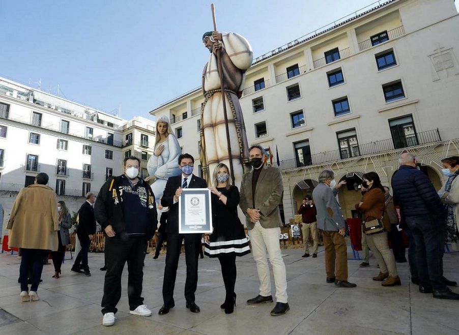 La «Sagrada Familia» de Alicante se convierte en el belén con las figuras más altas del mundo