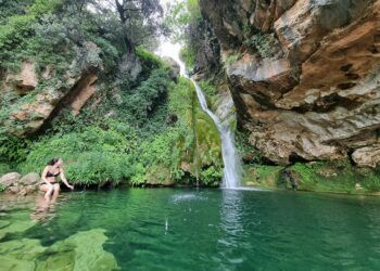 La ruta de la cascada del río Carbo, un recorrido que lleva a una bella poza y salto de agua