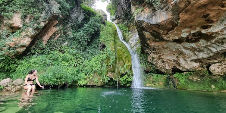 La ruta de la cascada del río Carbo, un recorrido que lleva a una bella poza y salto de agua
