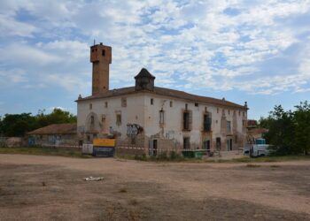 Encuentran una lápida funeraria en la Alquería de Falcó de Torrefiel, que será rehabilitada