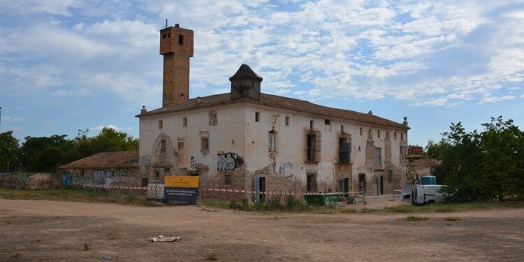 Encuentran una lápida funeraria en la Alquería de Falcó de Torrefiel, que será rehabilitada