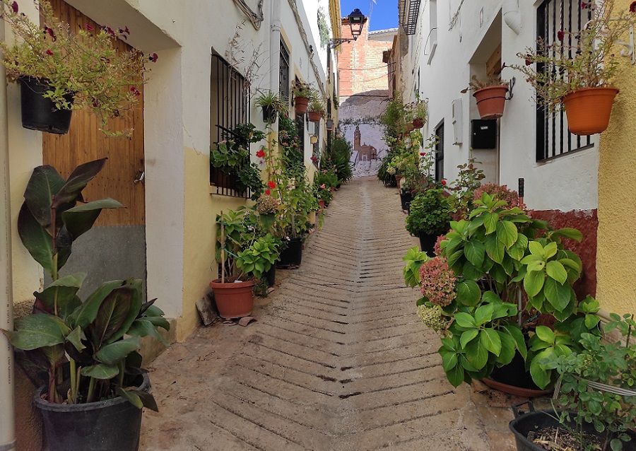 Jarafuel, una preciosa población del valle de Ayora-Cofrentes llena de cuestas y calles con flores