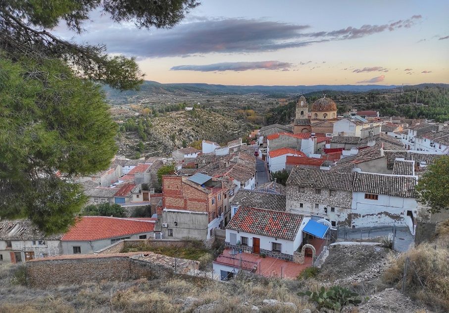 Descubre Teresa de Cofrentes, un paseo por sus encantos y rutas para hacer