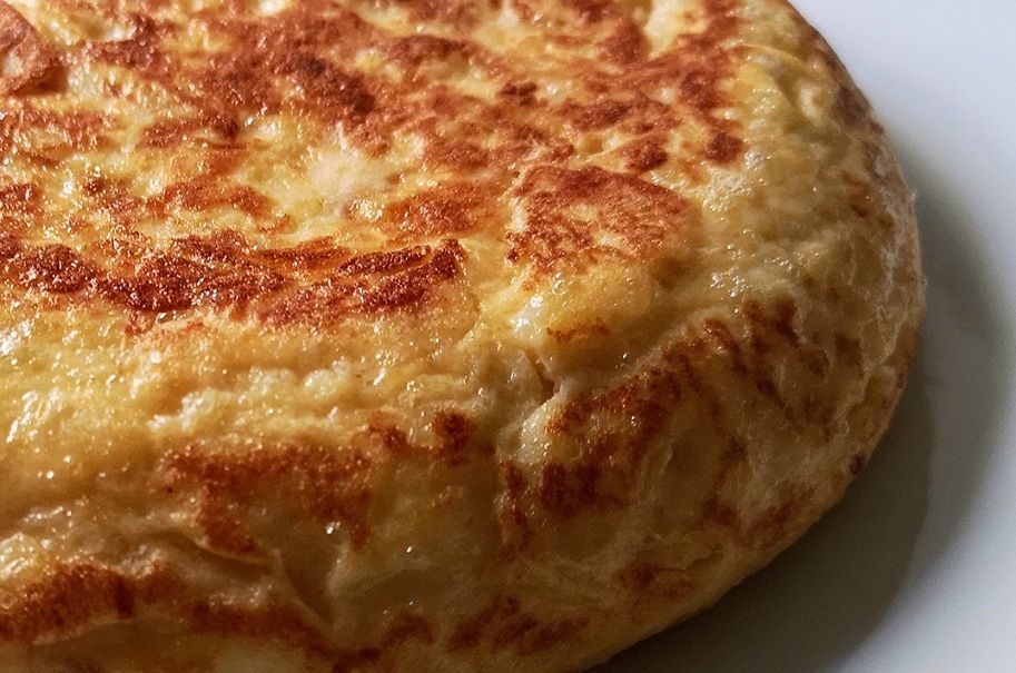 El Bar Alhambra, el templo de las tortillas, reabre sus puertas