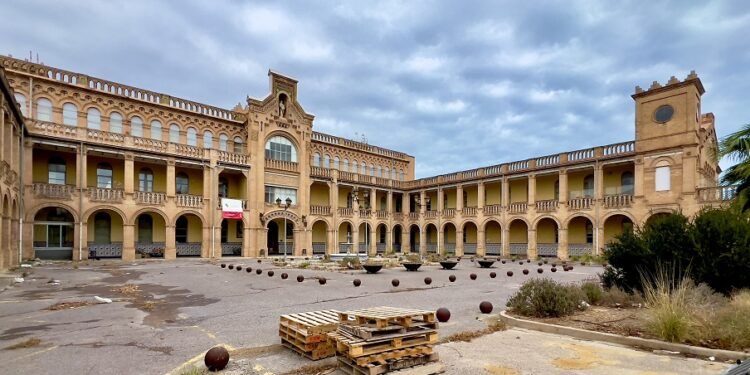 El antiguo Asilo de San Juan de Dios, el Hospital Valencia al Mar, convertido en centro de menores