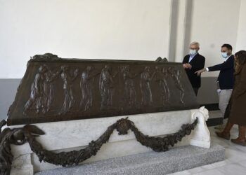 El sarcófago de Blasco Ibáñez ya descansa en el Cementerio General de Valencia