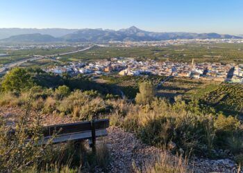 Subida a la Creu de Rafelcofer y a los bellos miradores con banquitos de madera
