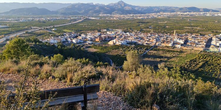 Subida a la Creu de Rafelcofer y a los bellos miradores con banquitos de madera