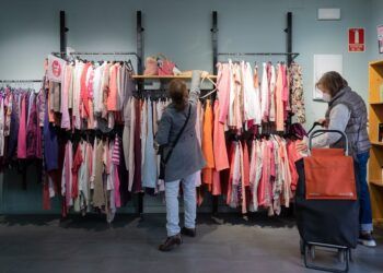 Koopera Store, tiendas de ropa de segunda mano reciclada impulsadas por Cáritas Valencia