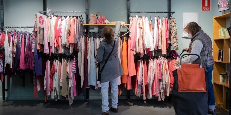 Koopera Store, tiendas de ropa de segunda mano reciclada impulsadas por Cáritas Valencia