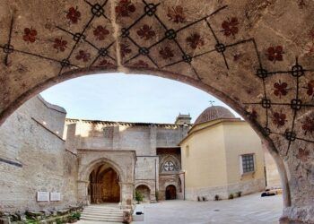 Descubren pinturas murales en los arcos del cementerio medieval de San Juan del Hospital