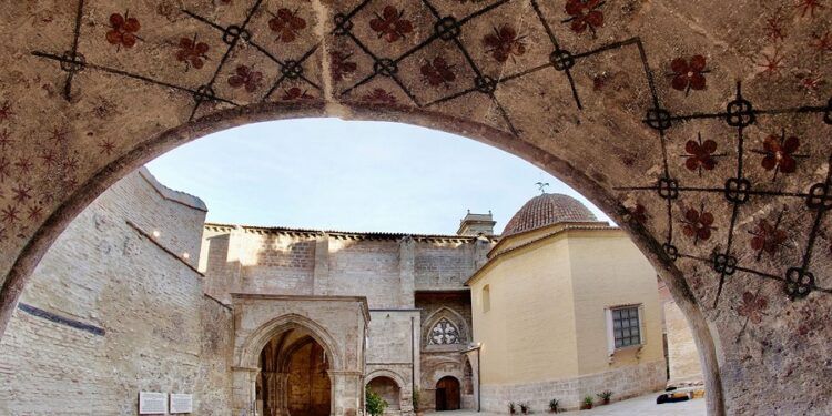 Descubren pinturas murales en los arcos del cementerio medieval de San Juan del Hospital