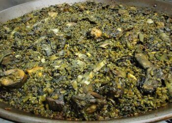 Paella Negra o de Invierno, una paella valenciana de temporada con alcachofas y habas