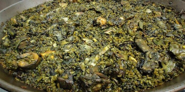Paella Negra o de Invierno, una paella valenciana de temporada con alcachofas y habas