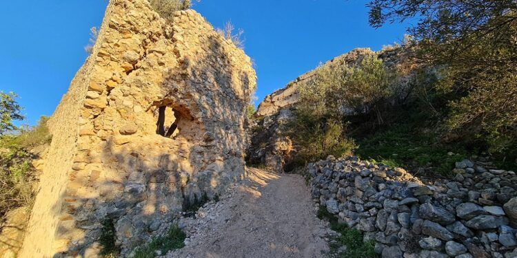 El sendero SL-CV 60, la Senda del Castell del Rebollet de la Font d´en Carròs