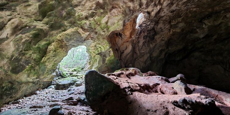 La Cova dels Frares, una pequeña pero bonita cueva en la provincia de Valencia