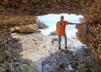 La Cala de la Foradada, una cala de Vinaròs con un agujero natural en la roca