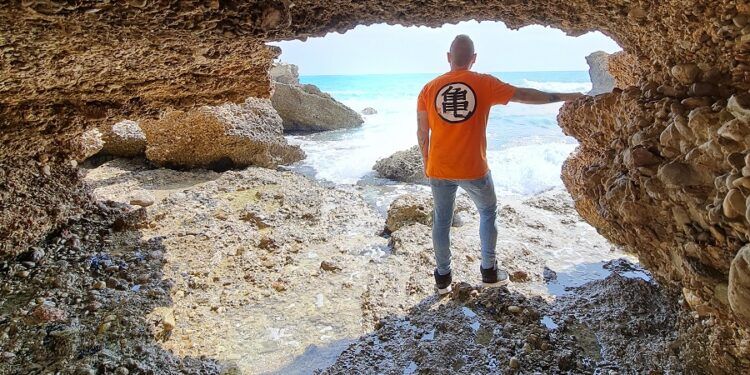 La Cala de la Foradada, una cala de Vinaròs con un agujero natural en la roca