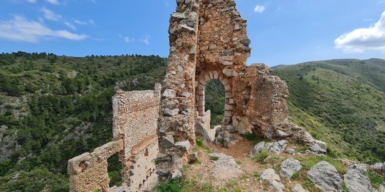 El Castillo de la Reina Mora, una ruta en Valencia que conduce a las ruinas de una fortaleza
