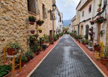 Llíber, una encantadora población de la Marina Alta llena de flores en sus calles