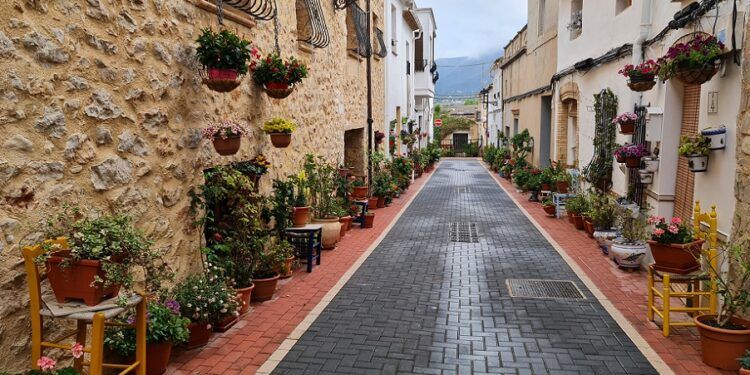 Llíber, una encantadora población de la Marina Alta llena de flores en sus calles