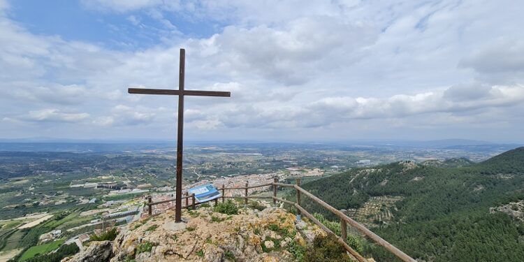 De ruta en Enguera por el Mirador del Piquet, el Poblado Íbero o el Castillo de la Encomienda