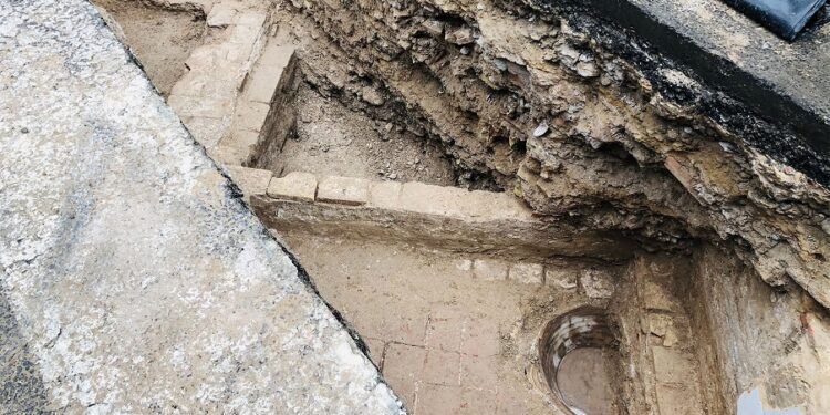 Restos de la Valencia antigua afloran en las obras del entorno de la Lonja y el Mercado Central