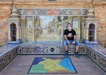 ¿Sabías que en la plaza de España de Sevilla hay un homenaje a la Comunitat Valenciana?