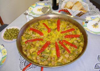 Paella Valenciana de La Safor, una paella con «pimentó y mandonguilles»