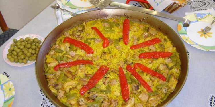 Paella Valenciana de La Safor, una paella con «pimentó y mandonguilles»