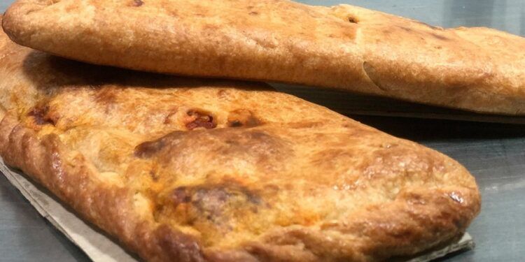 Pastís de Onda, un pastel típico ondense relleno de atún y verduras